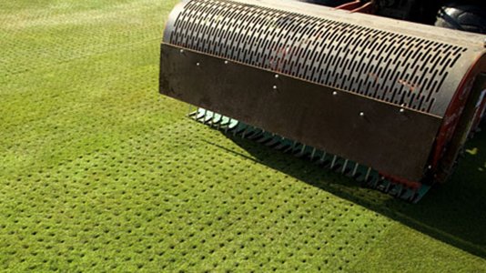 Tee's en voorgreens prikken